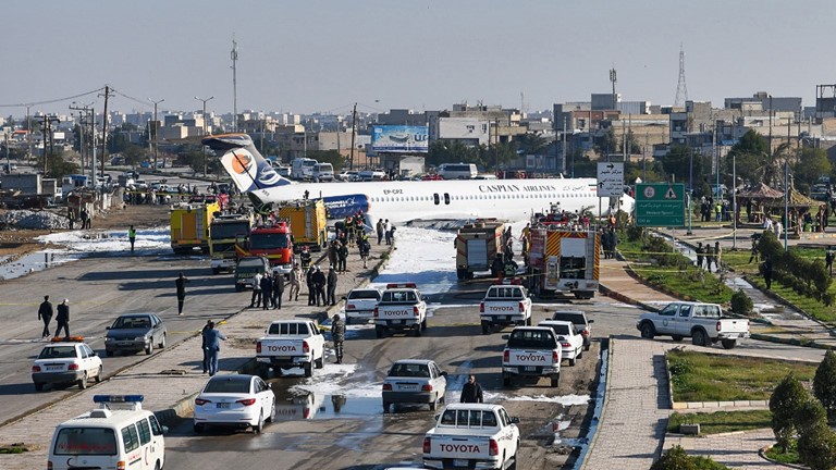 Một máy bay chở khách của Iran đã trượt khỏi đường băng và lao lên đường cao tốc Mahshahr-e-Ahwaz. Ảnh: AP