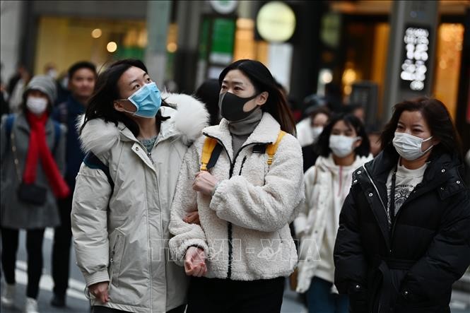Người dân đeo khẩu trang để phòng tránh lây nhiễm virus corona tại Tokyo, Nhật Bản, ngày 25/1/2020. Ảnh: AFP/TTXVN