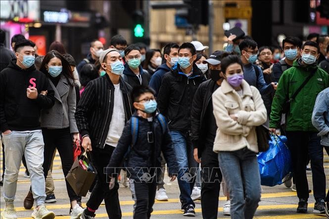 Đeo khẩu trang phòng lây nhiễm virus corona tại Hong Kong, Trung Quốc, ngày 27/1. Ảnh: AFP/TTXVN