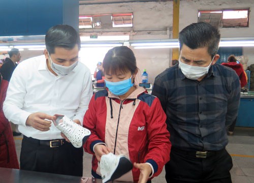 Lãnh đạo LĐLĐ TP Hà Nội thăm hỏi, nắm bắt tình hình phòng chống bệnh viêm phổi do chủng mới của virus corona tại Công ty Giầy Hồng Bảo, huyện Đông Anh. Ảnh: D.Thảo