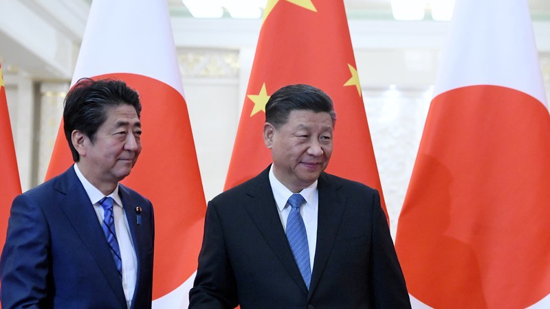 Thủ tướng Nhật Bản Shinzo Abe và Chủ tịch Trung Quốc Tập Cận Bình tại Bắc Kinh, Trung Quốc ngày 23/12/2019. Ảnh: Reuters