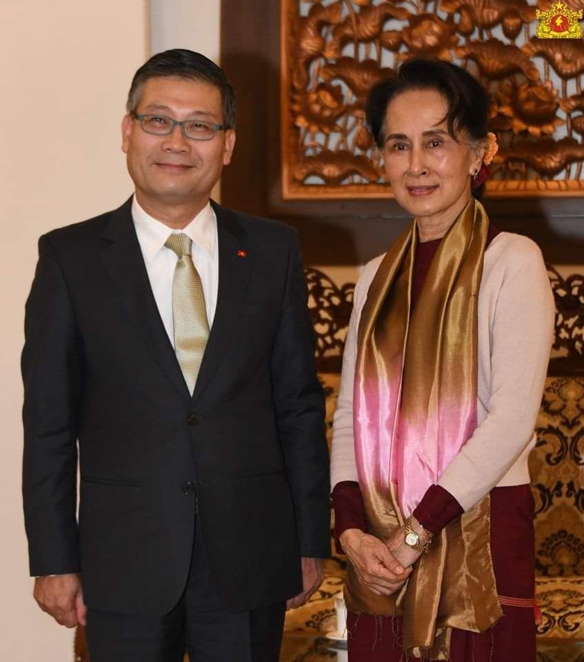 Đại sứ Lý Quốc Tuấn và Cố vấn Nhà nước Myanmar Daw Aung San Suu Kyi. (Nguồn: ĐSQ Việt Nam tại Myanmar)