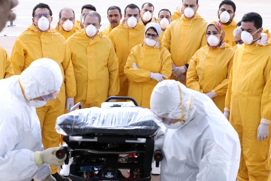 Bộ trưởng Bộ Y tế Ai Cập cùng một đội ngũ y tế tại sân bay Borg El Arab, chờ đợi những hành khách được sơ tán khỏi Vũ Hán, Trung Quốc. Ảnh minh họa: Reuters.