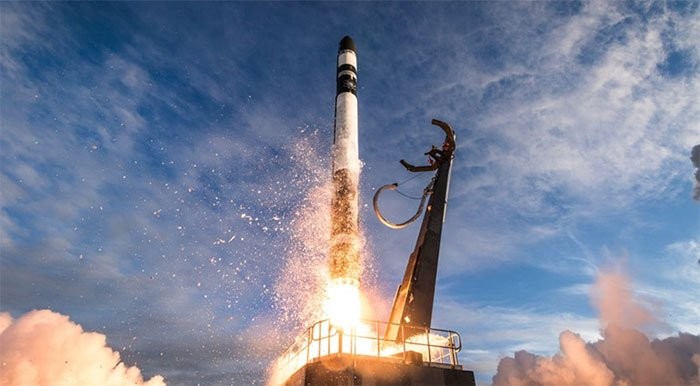 Phóng một tên lửa mang nhiều vệ tinh thì giá thành tương đối thấp, hiệu quả tương đối cao.