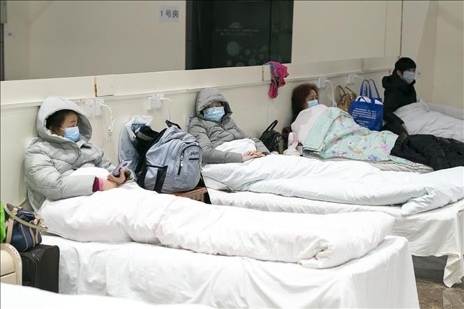 Bệnh nhân nhiễm nCoV được điều trị tại một bệnh viện dã chiến ở Vũ Hán, Trung Quốc ngày 5/2/2020. Ảnh: THX/TTXVN
