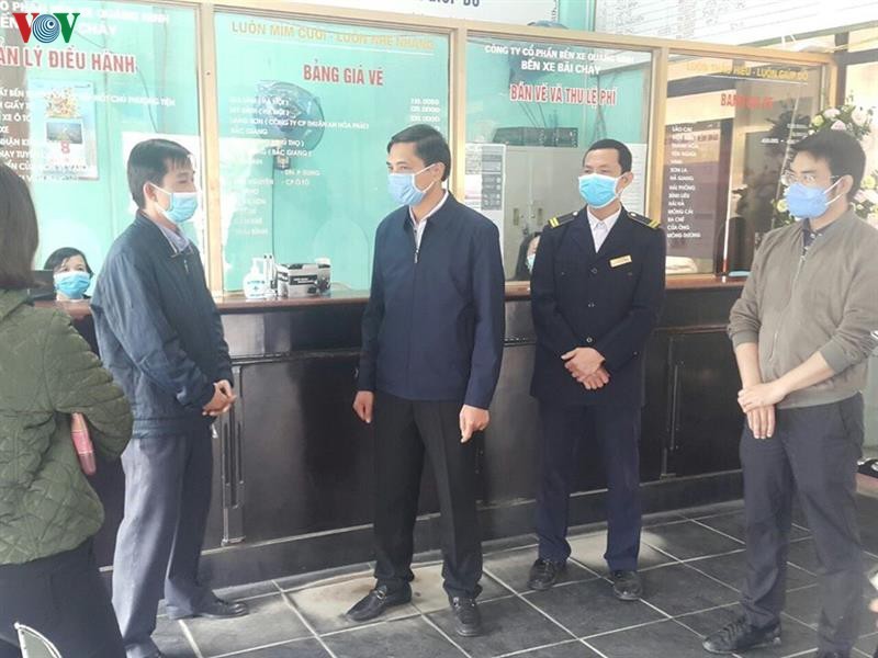Bí thư Thành ủy Thành phố Hạ Long Vũ Văn Diện (người thứ 3 từ trái sang) kiểm tra công tác phòng chống dịch tại các điểm du lịch trên địa bàn