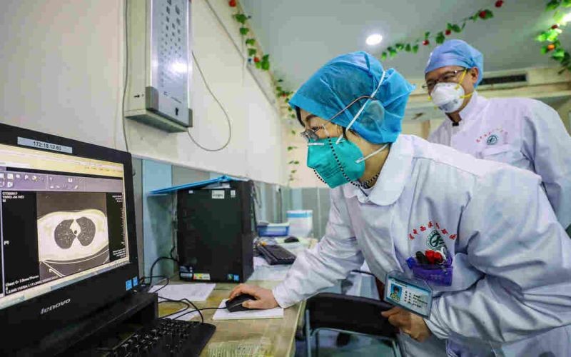 Các bác sĩ làm việc tại một bệnh viện ở Vũ Hán, Trung Quốc. Ảnh: AFP