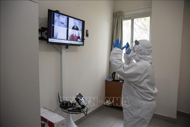 Nhân viên y tế Israel chuẩn bị phòng cho các công dân nước này trở về từ Trung Quốc tại khu vực cách ly ở thành phố Ramat Gan, gần Tel Aviv, ngày 19/2/2020. Ảnh: AFP/TTXVN
