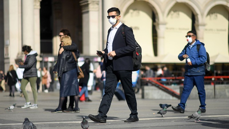 Khách du lịch đeo khẩu trang để phòng tránh lây nhiễm COVID-19 tại Milan, Italy, ngày 24/2/2020. (Ảnh: THX/TTXVN)