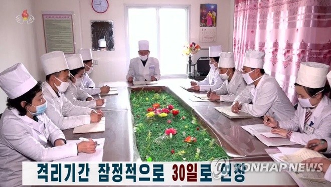Các quan chức y tế Triều Tiên họp bàn hôm 12/2 để công bố biện pháp khẩn nhằm kéo dài thời gian cách ly với người nghi nhiễm virus corona từ 15 lên 30 ngày. Ảnh: Yonhap.