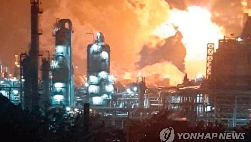 Lửa bốc lên tại nhà máy của Lotte Chemical ở Seosan hôm 4/3. Ảnh: Yonhap.