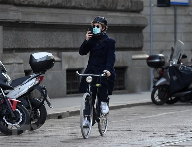 Người dân đeo khẩu trang để phòng tránh lây nhiễm COVID-19 tại Milan, Italy, ngày 10/3/2020. (Ảnh: THX/TTXVN)