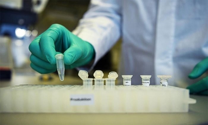 Nhà nghiên cứu ở Curevac phát triển vaccine ngừa nCoV trong phòng thí nghiệm tại Turbingen hôm 12/3. (Ảnh: Reuters).