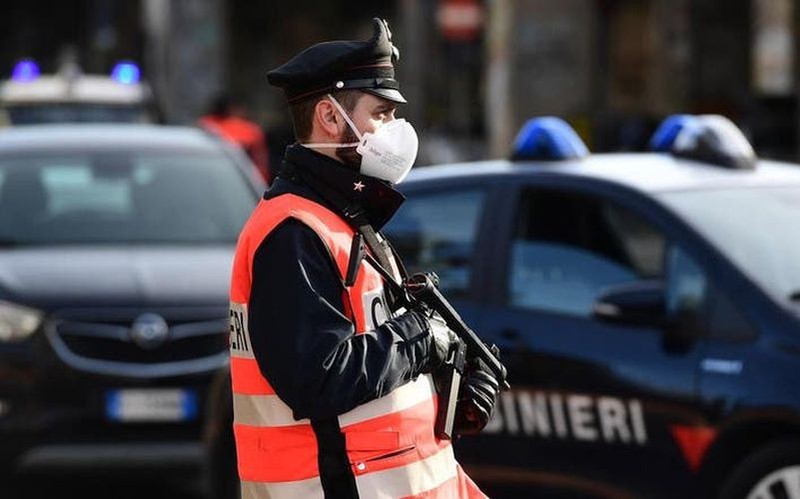 Cảnh sát Italy kiểm soát gắt gao việc đi lại giữa các khu vực có dịch trên cả nước. Ảnh: AP