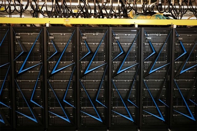 IBM Summit, siêu máy tính nhanh nhất thế giới có kích thước tương đương 2 sân tennis. (Ảnh: NY Times).