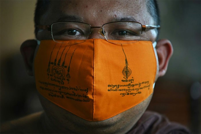 Khẩu trang từ nhựa tái chế do các sư thầy ở chùa Chak Daeng sản xuất. (Ảnh: AFP).