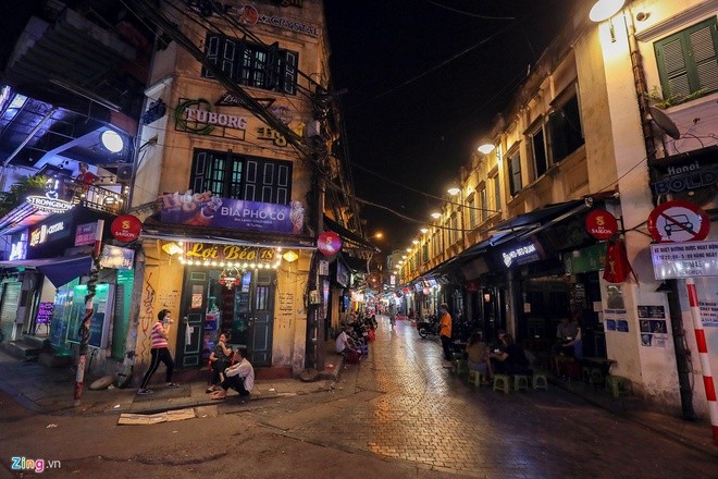 Hàng loạt cá nhân, hộ gia đình kinh doanh tại khu vực phố Tạ Hiện (Hoàn Kiếm) đóng cửa vì dịch Covid-19. Ảnh: Việt Linh.