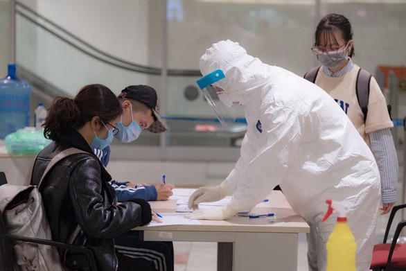 Hành khách được hướng dẫn khai báo y tế tại sân bay quốc tế Nội Bài (ảnh chụp chiều 18-3) - Ảnh: NAM TRẦN
