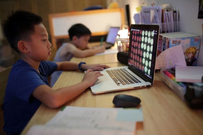 Từ ngày 8/4, tức sau kỳ nghỉ xuân, tất cả học sinh, sinh viên ở Singapore chuyển sang học trực tuyến tại nhà. Ảnh: Straitstimes.
