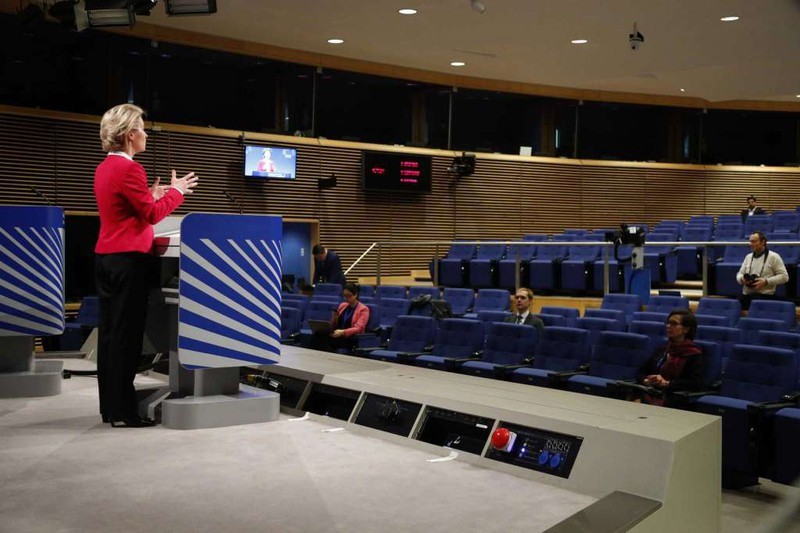Chủ tịch Ủy ban châu Âu Ursula von der Leyen phát biểu tại cuộc họp báo "vắng tanh" giữa mùa dịch Covid-19. Ảnh: AP
