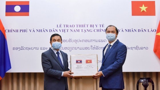 Chiều 3/4, Thứ trưởng Ngoại giao Nguyễn Quốc Dũng (phải) trao tượng trưng trang thiết bị y tế Việt Nam tặng Lào và Campuchia để hỗ trợ cuộc chiến chống dịch Covid-19. (Ảnh: Bộ Ngoại giao)