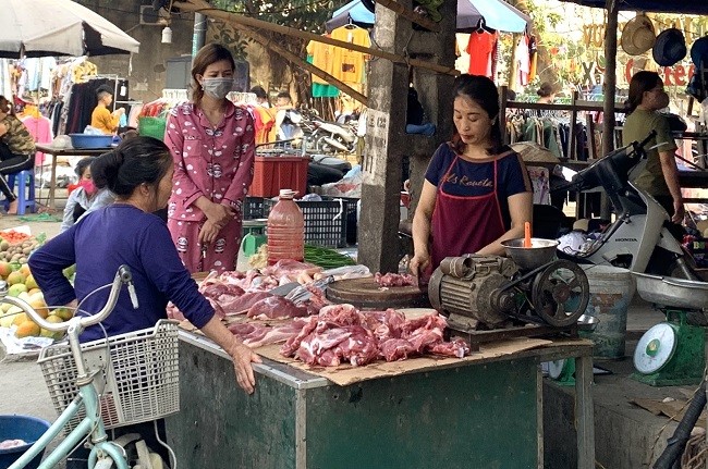 Thịt lợn tại các chợ lẻ vẫn chưa có dấu hiệu giảm giá trong mùa dịch bệnh COVID-19.