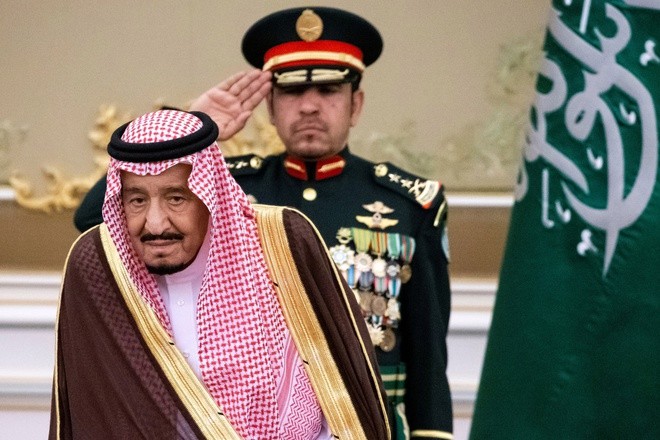 Vua Salman, 84 tuổi, cách ly một mình trong một cung điện trên đảo gần Jeddah. Ảnh: AP.