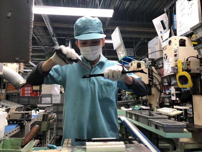 Thực tập sinh Việt Nam đang làm việc tại một nhà máy tại Nhật Bản. Ảnh: PHONG ĐIỀN
