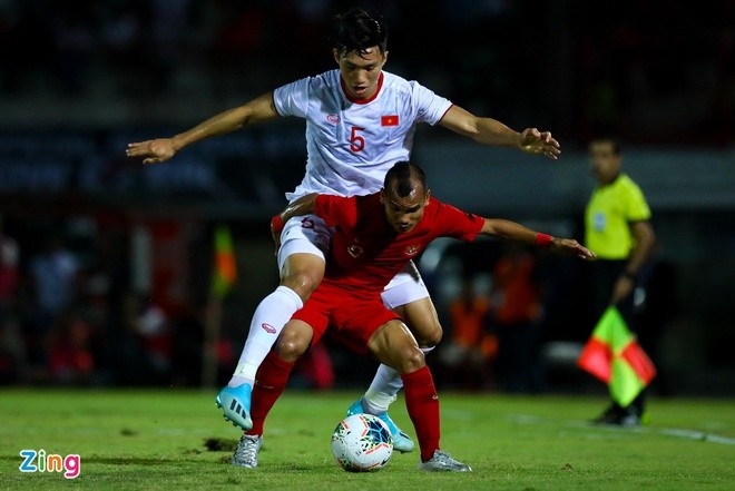 Đoàn Văn Hậu (áo trắng) và tuyển Việt Nam thắng 3-0 trước Indonesia ở trận lượt đi tại Bali. Ảnh: Minh Chiến.