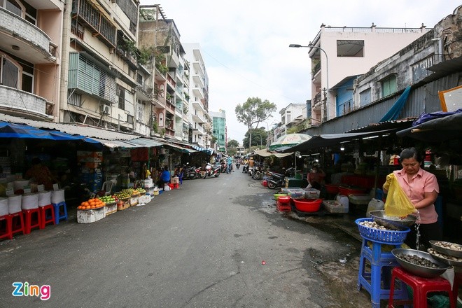Các khu chợ truyền thống tại TP.HCM vẫn hoạt động trong thời gian cách ly xã hội. Ảnh: Quỳnh Danh.