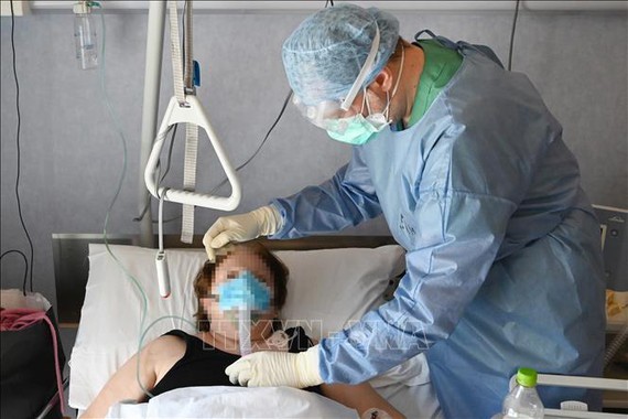 Nhân viên y tế điều trị cho bệnh nhân COVID-19 tại bệnh viện ở Rome, Italy ngày 8/4. Ảnh: AFP/TTXVN