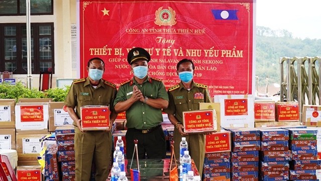 Đại tá Lê Văn Vũ, Phó Giám đốc Công an tỉnh Thừa Thiên Huế trao quà tặng Sở An ninh hai tỉnh Sa-la-val và Sê-kông (Lào).