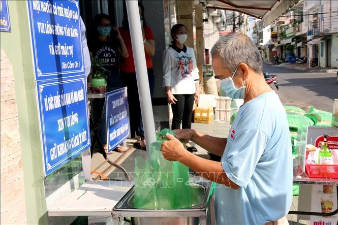 Điểm phát gạo miễn phí tự động tại phường Đức Nghĩa, thành phố Phan Thiết. Ảnh: Nguyễn Thanh/TTXVN