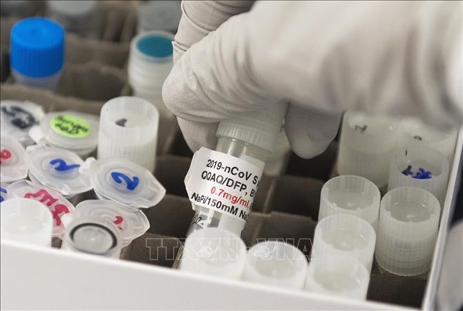 Vaccine phòng virus SARS-CoV-2 được bào chế tại phòng thí nghiệm ở Rockville, bang Maryland, Mỹ. Ảnh: AFP/TTXVN