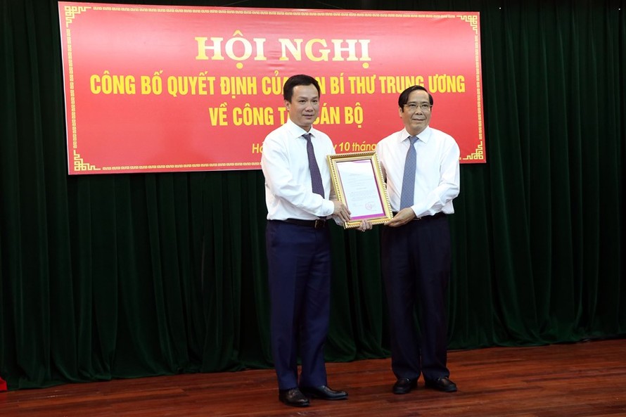 Phó Trưởng ban Thường trực Ban Tổ chức Trung ương Nguyễn Thanh Bình trao quyết định cho đồng chí Triệu Thế Hùng.