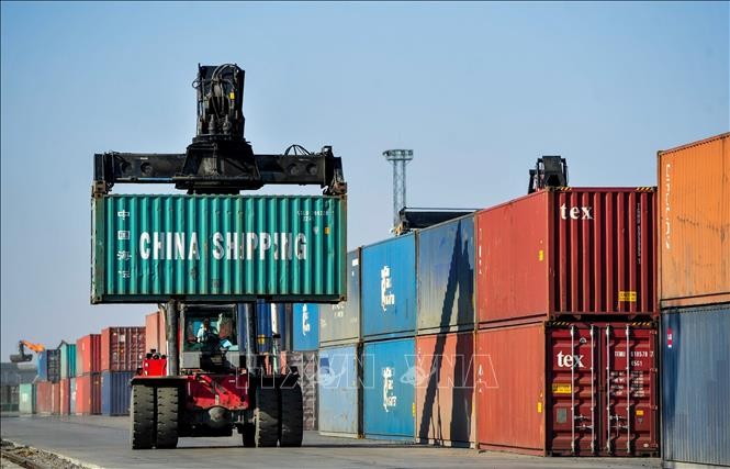 Bốc dỡ hàng hóa tại cảng ở Erenhot, Khu tự trị Nội Mông, Trung Quốc ngày 11/4/2020. Ảnh: THX/TTXVN
