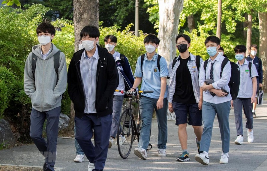 Học sinh tới trường tại Seoul, Hàn Quốc ngày 27/5. (Ảnh: THX/TTXVN)