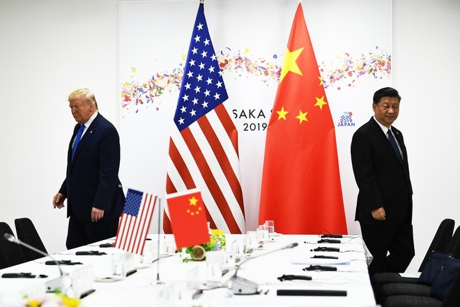Cuộc chiến thương mại kéo dài 2 năm giữa Mỹ và Trung Quốc khiến giá trị vốn hóa thị trường của các công ty Mỹ bốc hơi 1.700 tỷ USD. Ảnh: Getty Images.