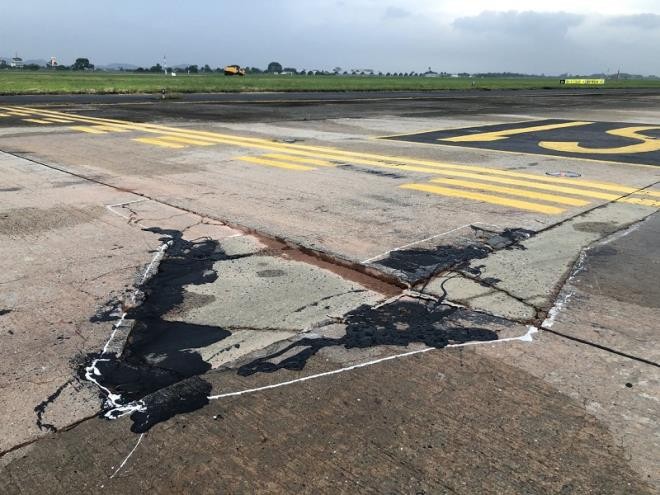 Tình trạng xuống cấp ở các đường lăn sân bay Nội Bài.