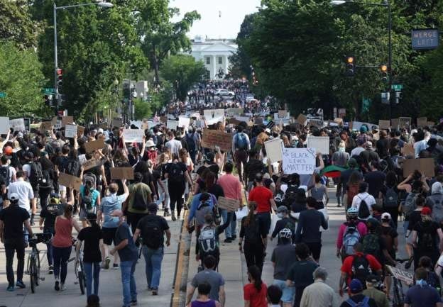 Đám đông biểu tình đang kéo về phía Nhà Trắng. Ảnh: BBC