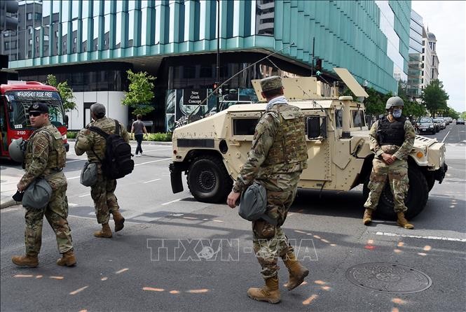 Lực lượng vệ binh quốc gia Mỹ được triển khai ngăn người biểu tình quá khích tuần hành phản đối hành vi bạo lực của cảnh sát dẫn đến cái chết của công dân da màu George Floyd, ở Washington, DC, ngày 2/6/2020. Ảnh: AFP/TTXVN