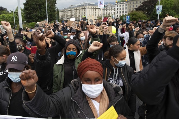 Người biểu tình phản đối sự phân biệt chủng tộc ở thành phố Geneva. (Nguồn: swissinfo.ch)