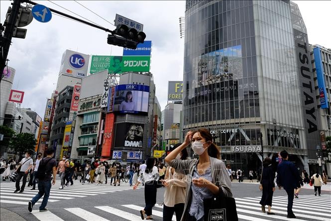 Người dân đeo khẩu trang phòng lây nhiễm COVID-19 trên một đường phố ở Tokyo, Nhật Bản, ngày 25/5/2020. Ảnh: AFP/TTXVN