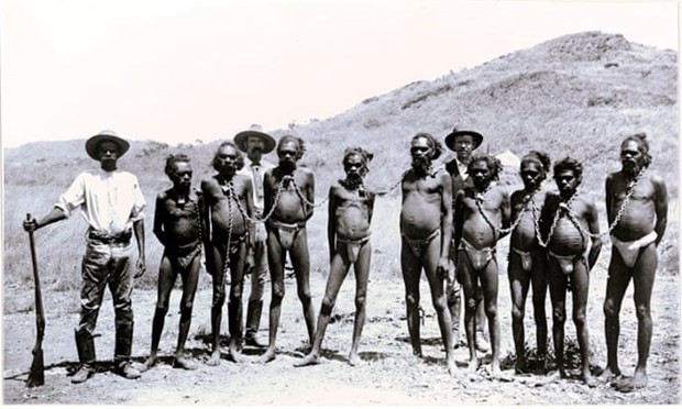 Hình ảnh những tù binh thổ dân bản địa Australia bị xiềng xích vừa bị Facebook xóa nhầm. Ảnh: Thư viện tiểu bang Tây Australia. (Nguồn: Guardian)