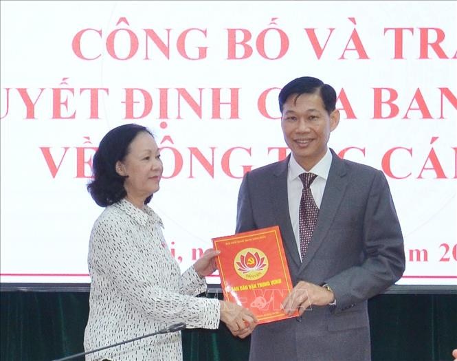 Đồng chí Trương Thị Mai trao quyết định và chúc mừng đồng chí Đỗ Văn Phới. Ảnh TTXVN