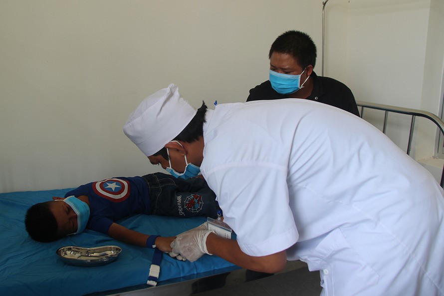 Bác sĩ lấy mẫu xét nghiệm bạch hầu tại Trung tâm Y tế huyện Krông Nô. Ảnh: Ngọc Oanh.