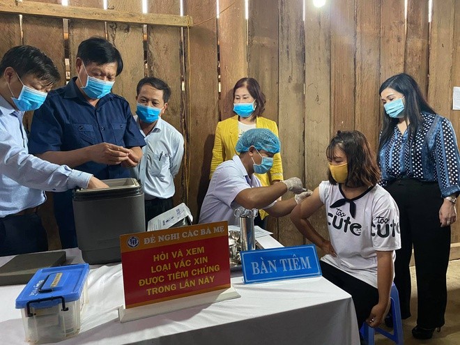 Thứ trưởng Đỗ Xuân Tuyên kiểm tra việc tiêm chủng tại xã Quang Hoà, huyện Đắk Glong, tỉnh Đắk Nông. Ảnh: Bộ Y tế.