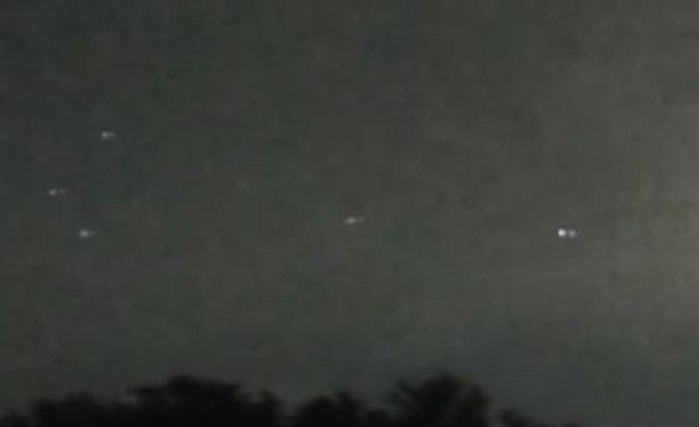Hình ảnh những vật thể không xác định màu trắng xuất hiện trên bầu trời Houston.