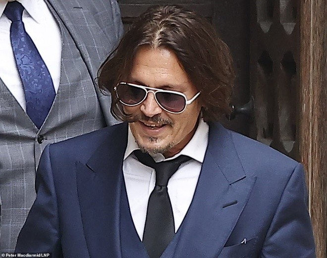 Johnny Depp vui vẻ rời phiên tòa.
