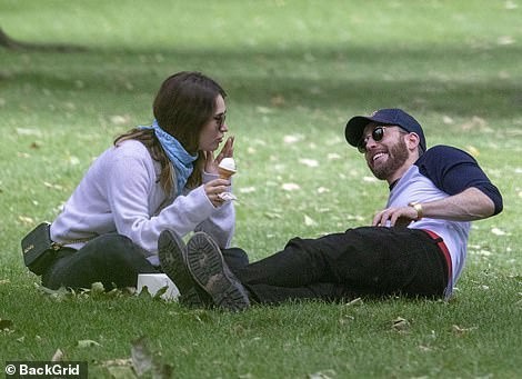 Chris Evans và Lily James hẹn hò ở công viên. Ảnh: Daily Mail.